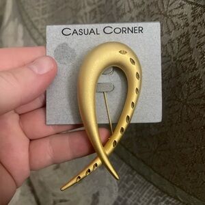 Casual corner gold brooch